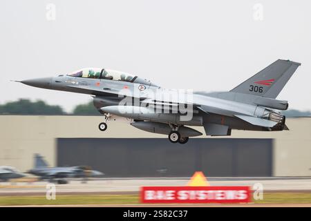 FAIRFORD / VEREINIGTES KÖNIGREICH - 12. JULI 2018: Royal Norwegian Air Force Lockheed F-16BM kämpfte gegen Falcon 306 Kampfjet Ankunft und Landung für RIAT Roya Stockfoto