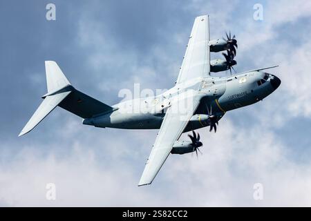 Zeltweg, Österreich - 7. September 2024: Luftwaffe Airbus A400M Atlas Militärtransportflugzeug am Luftwaffenstützpunkt. Flugbetrieb der Luftwaffe. Luftfahrt A Stockfoto
