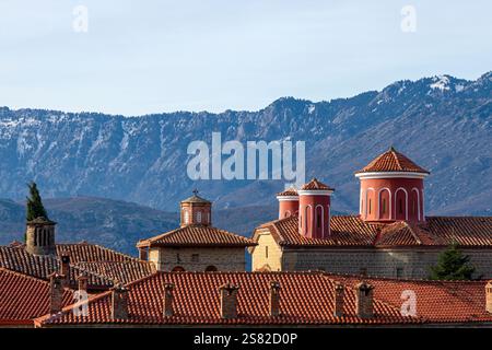 Das Kloster Aghia Triada („Heilige Dreifaltigkeit“) im Klosterkomplex von Meteora. Trikala, Griechenland. Meteora gehört seit 1988 zum UNESCO-Weltkulturerbe. Stockfoto
