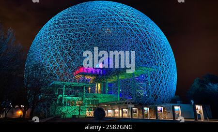 Montreals Biosphäre im Parc Jean-Drapeau bei Nacht. Stockfoto