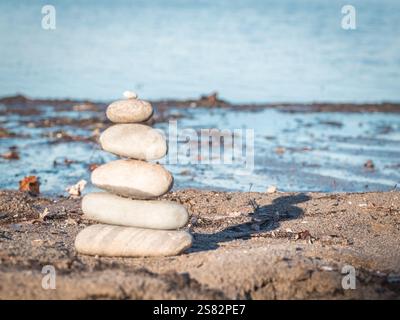 Rock Stack Cairn an der Rocky Maine Coast Stockfoto