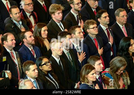 Washington DC, USA. Januar 2025. Die Zuschauer hören am 20. Januar 2025 die Nationalhymne in der Emancipation Hall im United States Capitol in Washington, DC. Credit: Ron Sachs/Pool via CNP /MediaPunch Credit: MediaPunch Inc/Alamy Live News Stockfoto