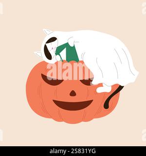 Die Katze im Geisterkostüm liegt auf einem Kürbis und beißt ihn flach. Design für Postkarte, Banner für fröhliche Halloween-Feiertage. Stock Vektor