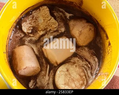 Marshmallows schmelzen in heißer Schokolade Stockfoto