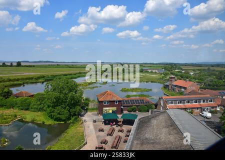 Blick auf das Slimbridge Wetland Centre vom Tower, Gloucestershire, England, Großbritannien. Cotswolds. Stockfoto