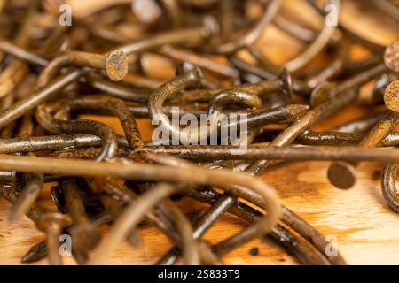 Stahlnägel mit orangefarbenem Rost bedeckt, beschädigte Metallnägel mit Rost bedeckt, Großaufnahme Stockfoto