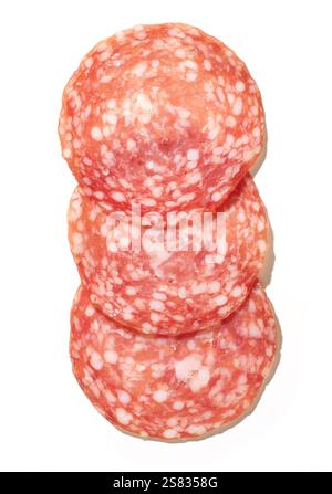 Dünne Scheiben geräucherter Salamiwurst isoliert auf weißem Hintergrund, Draufsicht Stockfoto