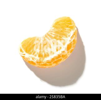 Frische, rohe, geschälte Mandarinenschicht, isoliert auf weißem Hintergrund, Draufsicht Stockfoto