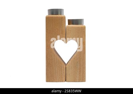 Kerzenhalter aus Holz. Vorderansicht. Die Stütze besteht aus zwei Holzstücken und bildet in der Mitte ein Herz. Isoliert auf weißem Hintergrund. Stockfoto