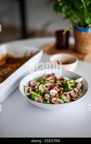 Gesunder Lunch^Rettich-Salat mit gebackenem Fisch Stockfoto