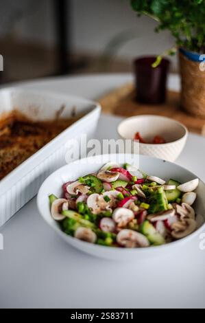 Gesunder Lunch^Rettich-Salat mit gebackenem Fisch Stockfoto