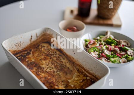 Gesunder Lunch^Rettich-Salat mit gebackenem Fisch Stockfoto