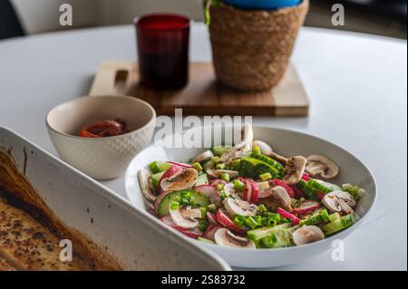 Gesunder Lunch^Rettich-Salat mit gebackenem Fisch Stockfoto