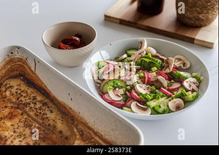 Gesunder Lunch^Rettich-Salat mit gebackenem Fisch Stockfoto