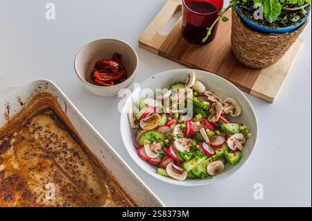 Gesunder Lunch^Rettich-Salat mit gebackenem Fisch Stockfoto