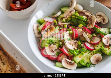 Gesunder Lunch^Rettich-Salat mit gebackenem Fisch Stockfoto