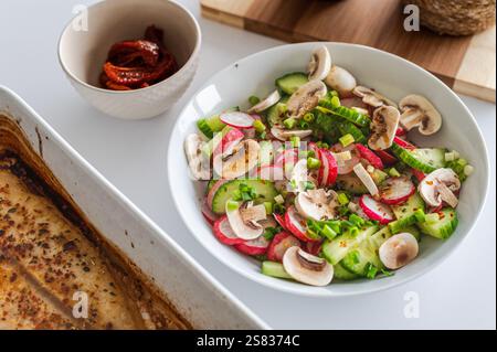 Gesunder Lunch^Rettich-Salat mit gebackenem Fisch Stockfoto