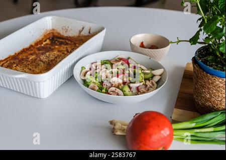 Gesunder Lunch^Rettich-Salat mit gebackenem Fisch Stockfoto