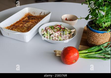Gesunder Lunch^Rettich-Salat mit gebackenem Fisch Stockfoto