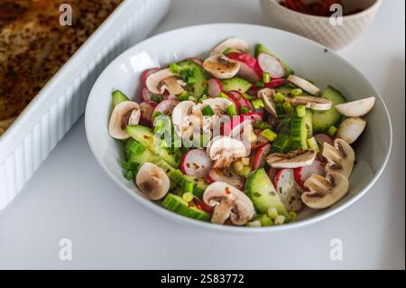 Gesunder Lunch^Rettich-Salat mit gebackenem Fisch Stockfoto