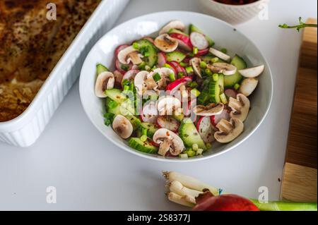 Gesunder Lunch^Rettich-Salat mit gebackenem Fisch Stockfoto