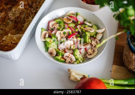 Gesunder Lunch^Rettich-Salat mit gebackenem Fisch Stockfoto