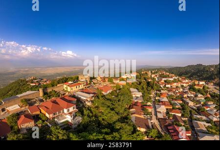 Blick aus der Vogelperspektive auf St. George's Church und Alazani Valley, Georgia, Kakheti Region, Signagi Dorf. Sighnaghi Stadt der Liebe auf einem Hügel in der Nähe der Gombori Range. Dr Stockfoto