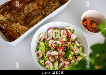 Gesunder Lunch^Rettich-Salat mit gebackenem Fisch Stockfoto