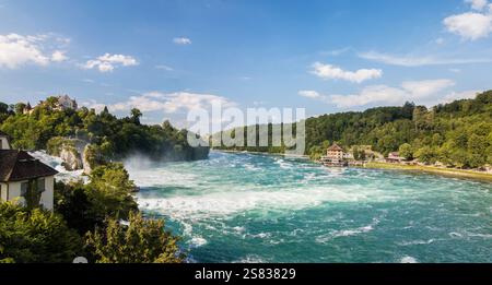 Neuhausen, Schweiz - 14. Juli 2020: Luftaufnahmen mit Drohne des Rheinfalls mit Schloss Laufen, Schweiz. Der Rheinfall ist der größte Stockfoto