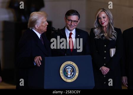 Präsident Donald Trump, Sprecher des Repräsentantenhauses Mike Johnson (R-LA) seine Frau Kelly Johnson in der Emancipation Hall während der 60. Präsidenteneinweihung am Montag, den 20. Januar 2025, im US-Kapitol in Washington. Foto: Graeme Jennings /POOL/ABACAPRESS. KOM Stockfoto