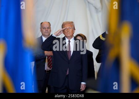 Washington, Usa. Januar 2025. US-Präsident Donald Trump, Mitte, grüßt während der Inspektion der Truppen während der 60. Präsidenteneinweihung in der Emanzipation Hall des US-Kapitols in Washington, DC, am Montag, den 20. Januar 2025. Präsident Donald Trump startete seine zweite Amtszeit mit einer scharfen Antrittsrede, in der er schwor, die Interessen Amerikas mit einem "goldenen Zeitalter" für das Land zu priorisieren, während er "ein radikales und korruptes Establishment" antrat. Foto: Al Drago/UPI Credit: UPI/Alamy Live News Stockfoto