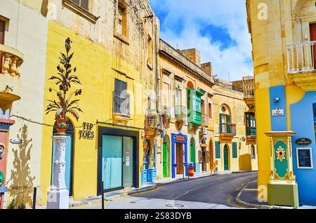 RABAT, MALTA - 16. JUNI 2018: Die Touristenstraße mit Bars und Geschäften, am 16. Juni in Rabat, Malta Stockfoto