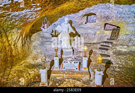 RABAT, MALTA - 16. JUNI 2018: Innere des berühmten St. Paulus Grotte mit Statue des Heiligen und großen Nischen auf dem Hintergrund, am 16. Juni in Rabat. Stockfoto