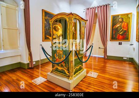 RABAT, MALTA - 16. Juni 2018: Die prunkvollen mittelalterlichen Sänfte, in historischen Wignacourt Residence erhalten, am 16. Juni in Rabat. Stockfoto