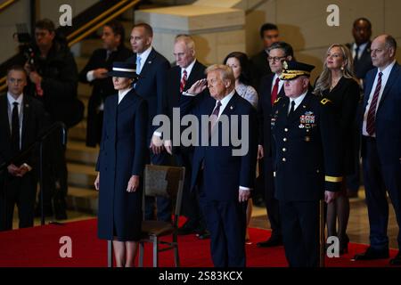 Washington, Usa. Januar 2025. Präsident Donald Trump grüßt während einer Überprüfung der Truppen in der Emancipation Hall während der Einweihungszeremonie im US-Kapitol in Washington am 19. Januar 2025. Pool Foto von Angelina Katsanis/UPI Credit: UPI/Alamy Live News Stockfoto