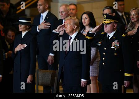Washington, Usa. Januar 2025. Präsident Donald Trump grüßt während einer Überprüfung der Truppen in der Emancipation Hall während der Einweihungszeremonie im US-Kapitol in Washington am 19. Januar 2025. Pool Foto von Angelina Katsanis/UPI Credit: UPI/Alamy Live News Stockfoto