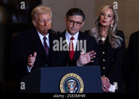 Präsident Donald Trump, Sprecher des Repräsentantenhauses Mike Johnson (R-LA) seine Frau Kelly Johnson in der Emancipation Hall während der 60. Präsidenteneinweihung am Montag, den 20. Januar 2025, im US-Kapitol in Washington. Stockfoto