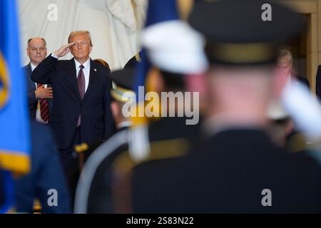 Washington, DC, USA. Januar 2025. US-Präsident Donald Trump grüßt bei der Inspektion der Truppen während der 60. Amtseinführung des Präsidenten in der Emanzipation Hall des US-Kapitols in Washington, DC, USA, am Montag, den 20. Januar, 2025. Präsident Donald Trump startete seine zweite Amtszeit mit einer scharfen Antrittsrede, in der er schwor, die Interessen Amerikas mit einem "goldenen Zeitalter" für das Land zu priorisieren, während er gleichzeitig ein "radikales und korruptes Establishment" antrat. Fotograf: Al Drago/Bloomberg Credit: dpa/Alamy Live News Stockfoto