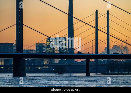 Sonnenuntergang auf dem Rhein bei Düsseldorf, Skyline des Stadtzentrums mit dem Rheinturm, der Rheinknie-Brücke, im Hintergrund die Oberkassler-Brücke, Stockfoto