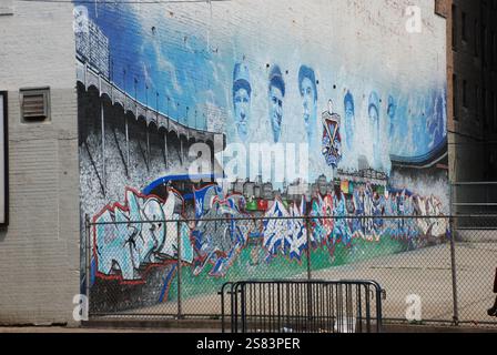 Atemberaubendes Wandbild mit Baseballspielern aus der Hall of Fame, darunter Babe Ruth, am Yankee Stadium in New York. Stockfoto
