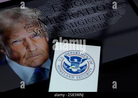 Brüssel, Belgien Januar 2025. Das Siegel des Ministeriums für Heimatschutz ist auf einem Mobiltelefon zu sehen, wie in dieser Abbildung zu sehen ist. Aufgenommen in Brüssel, Belgien, am 20. Januar 2025. (Jonathan Raa/SIPA USA) *** ausschließlich für redaktionelle Nachrichten *** Credit: SIPA USA/Alamy Live News Stockfoto