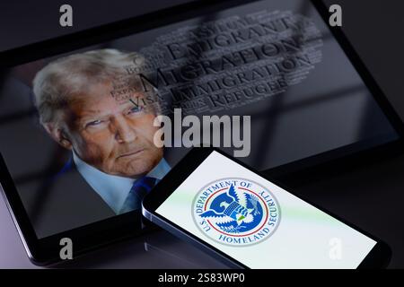 Brüssel, Belgien Januar 2025. Das Siegel des Ministeriums für Heimatschutz ist auf einem Mobiltelefon zu sehen, wie in dieser Abbildung zu sehen ist. Aufgenommen in Brüssel, Belgien, am 20. Januar 2025. (Jonathan Raa/SIPA USA) *** ausschließlich für redaktionelle Nachrichten *** Credit: SIPA USA/Alamy Live News Stockfoto