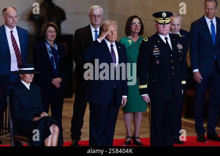 Washington, DC, USA. Januar 2025. US-Präsident Donald Trump grüßt die Truppen bei der 60. Amtseinführung des Präsidenten in der Emancipation Hall des US-Kapitols am 20. Januar 2025 in Washington, DC. (Foto: Pool/SIPA USA) Credit: SIPA USA/Alamy Live News Stockfoto