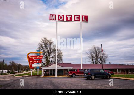 Libanon, MO USA - 23. April 2018: Das Munger Moss Motel ist ein historisches Motel an der Route 66 mit einem legendären Neonschild. Stockfoto
