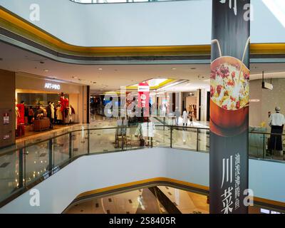 Century Place, Shenzhen, China - 20. Januar 2025 : modernes Einkaufszentrum mit eleganten Boutiquen, elegantem Design und einer lebhaften Atmosphäre Stockfoto