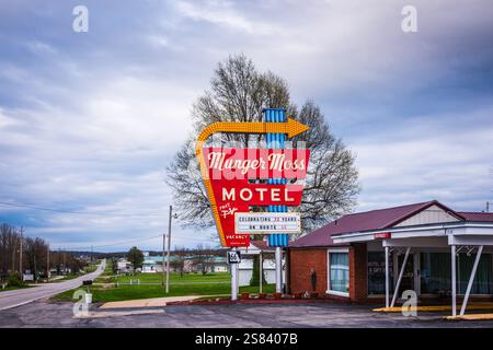 Libanon, MO USA - 23. April 2018: Das Munger Moss Motel ist ein historisches Motel an der Route 66 mit einem legendären Neonschild. Stockfoto