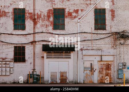 Alte Industriebausteinfassade mit viel Verschleiß Stockfoto
