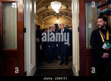 Washington, Usa. Januar 2025. Präsident Donald Trump betritt den Raum des Präsidenten, um offizielle Dokumente zu unterzeichnen, nachdem er während der 60. Eröffnungszeremonie am 20. Januar 2025 im US-Kapitol in Washington, DC, USA als 47. Präsident der Vereinigten Staaten vereidigt wurde. Foto: Melina Mara/POOL/ABACAPRESS. COM Credit: Abaca Press/Alamy Live News Stockfoto