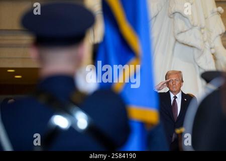 Washington, Usa. Januar 2025. US-Präsident Donald Trump grüßt bei der Inspektion der Truppen während der 60. Amtseinführung des Präsidenten in der Emanzipation Hall des US-Kapitols in Washington, DC, USA, am Montag, den 20. Januar, 2025. Präsident Donald Trump startete seine zweite Amtszeit mit einer scharfen Antrittsrede, in der er schwor, die Interessen Amerikas mit einem "goldenen Zeitalter" für das Land zu priorisieren, während er gleichzeitig ein "radikales und korruptes Establishment" antrat. Foto: Al Drago/POOL/ABACAPRESS. COM Credit: Abaca Press/Alamy Live News Stockfoto