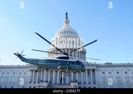 Washington, Usa. Januar 2025. Der Hubschrauber mit dem scheidenden US-Präsidenten Joe Biden und der First Lady Dr. Jill Biden startet von der Ostfront des US-Kapitols in Washington, DC, nach der Vereidigung Donald Trump als Präsident am 20. Januar 2025. Foto: Chris Kleponis/POOL/ABACAPRESS. COM Credit: Abaca Press/Alamy Live News Stockfoto